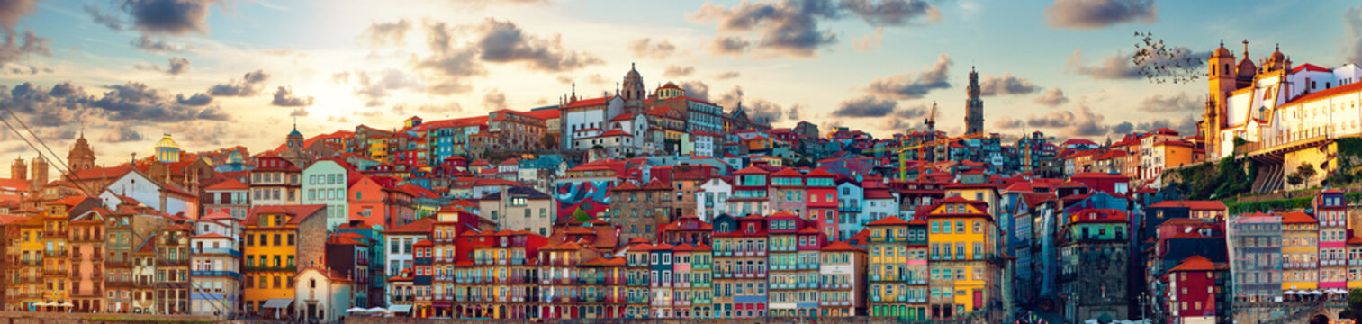 Vista panor&aacute;mica del Viejo Oporto. La ciudad de Oporto y la Ribeira sobre el r&iacute;o Duero desde Vila Nova de Gaia, Portugal.