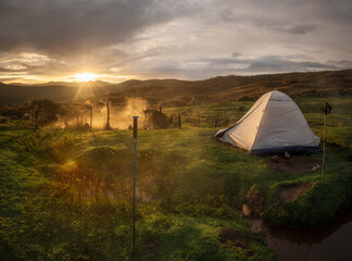 Obraz premium camping in the mountains sunrise