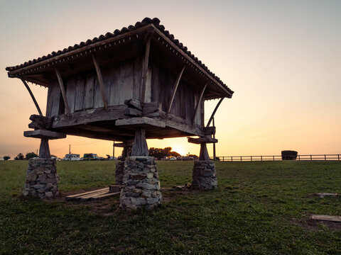 Horreo asturiano en la costa en una puesta de sol
