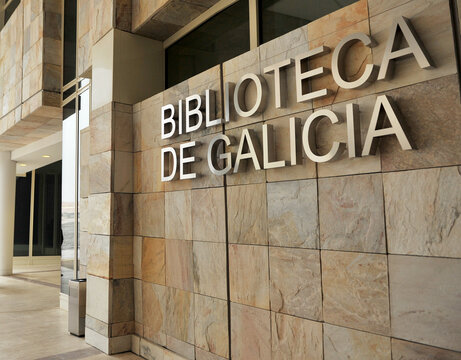 Rótulo de acero. Biblioteca de Galicia en la Ciudad de la Cultura de Galicia, diseñada por el arquitecto Peter Eisenman. Santiago de Compostela, Galicia, España