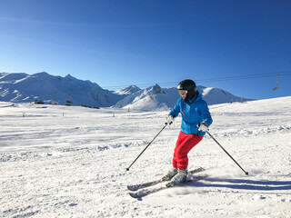 Fototapeta na wymiar Woman skiing in the mountains