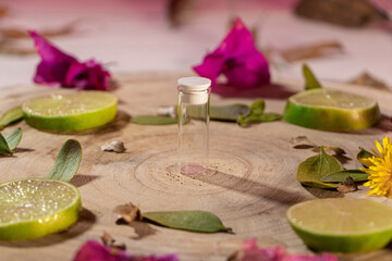 Frasco de vidrio transprente, tapa tipo corcho, pequeño, con tapa blanca, sin marca con hojas verdes y rebanadas de limón, toma cerrada