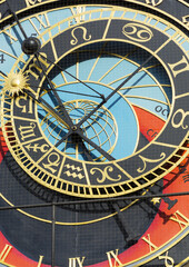 Prager Fotoserie: Detailbild von Prager Aposteluhr im Hochformat