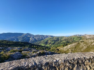 La hermosa naturaleza entre las montañas.