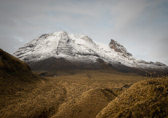 Obraz premium Tolima volcano, snow peak mountains of colombia, Dulima