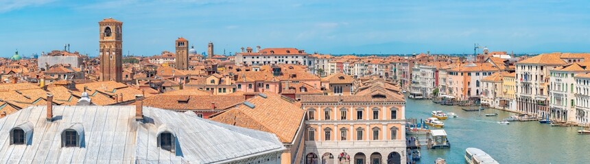 Le canal de Venise vu depuis la terrasse de Fondaco dei Tedeschi.	