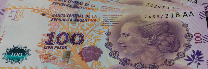 detalle de billetes de 100 pesos argentinos colocados en abanico - obrazy, fototapety, plakaty