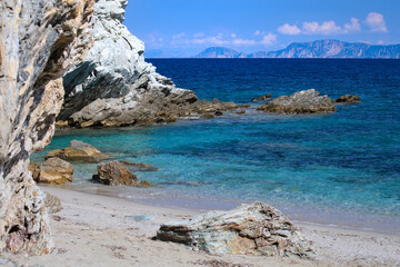Krajobraz morski. Skalista plaża na Skopelos - obrazy, fototapety, plakaty