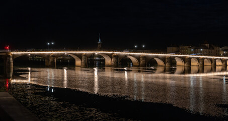 Fototapeta na wymiar Pont Saint-Laurent in Mâcon, Burgund, bei Nacht