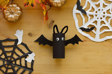 Halloween decoration from toilet paper roll, handmade vampire bat. easy paper crafts for kids.