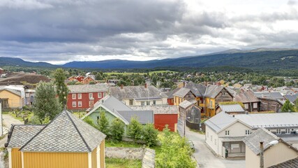 Obraz premium centre ville de la cité minière de Røros en Norvège, patrimoine mondial de l'UNESCO