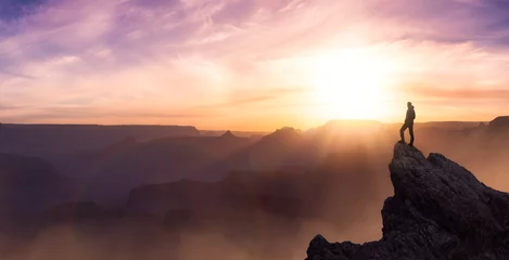 Foto auf Acrylglas Dunkelbraun Episches Abenteuer Composite von Man Hiker auf einem felsigen Berg. Dramatischer Sonnenuntergangshimmel. 3D-Rendering-Spitze. Hintergrundlandschaft aus Nordamerika. Freiheitskonzept. Animation