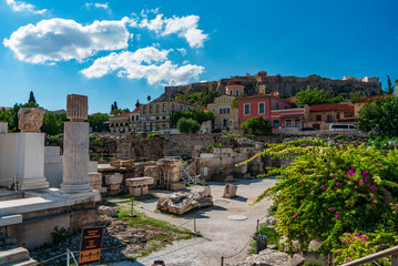 Vista sull'Acropoli dal vivace quartiere di Monastiraki, città di Atene GR