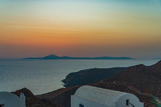 Sole che tramonta su Santorini visto dalla vicina isola di Anafi, arcipelago delle isole Cicladi GR