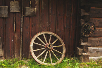 Obraz premium Old peasant tools hanging on wooden wall on animal farm.