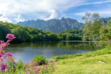 西岳・本院岳を背景にした鏡池【妙高戸隠連山国立公園】／日本長野県