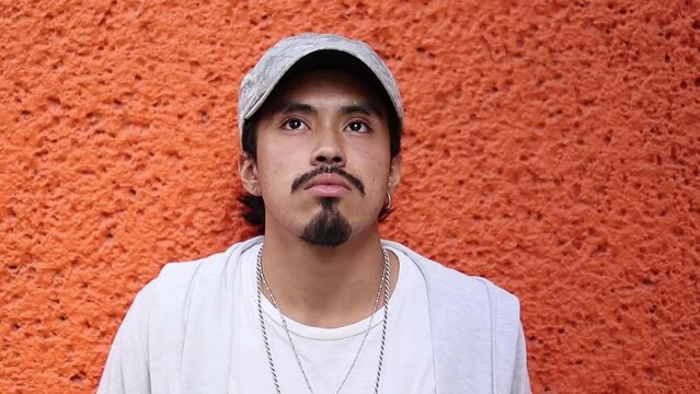 joven hipster en las calles de la colonia
