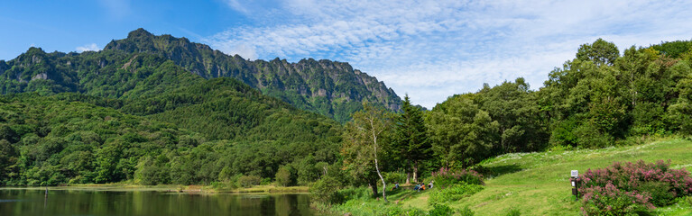 戸隠山・九頭龍山を背景にした鏡池【妙高戸隠連山国立公園】／日本長野県