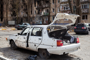 Obraz premium Car damaged by Russian shelling.