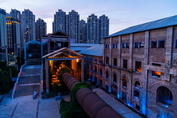 Obraz premium Factory buildings and industrial equipment in the evening
