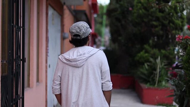joven hipster en las calles de la colonia