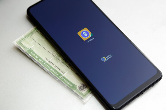 Cell phone screen with e-titulo application