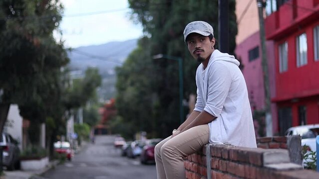 joven hipster en las calles de la colonia