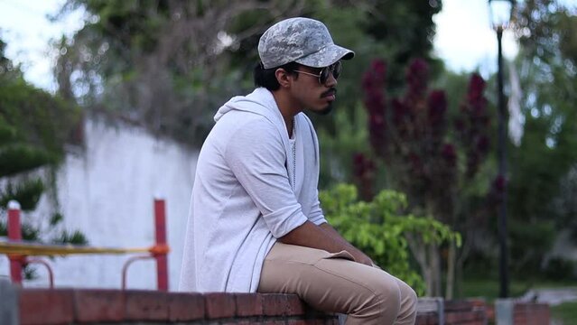 joven hipster en las calles de la colonia