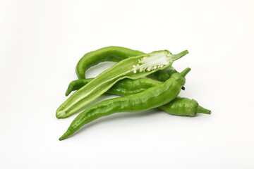 緑色の唐辛子、白い背景