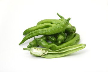 緑色の唐辛子、白い背景