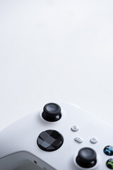 control de consola de videojuegos blanco sobre fondo blanco 