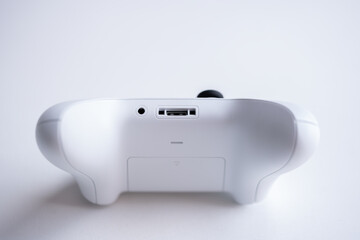 control de consola de videojuegos blanco sobre fondo blanco 