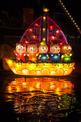 Wesołe miasteczko — kolorowy statek z lampionami dla dzieci