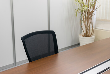 ワークチェアと観葉植物　オフィス　