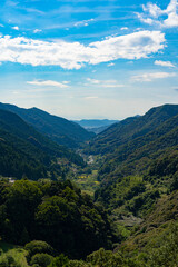 Fototapeta na wymiar 山上から見る山間の集落