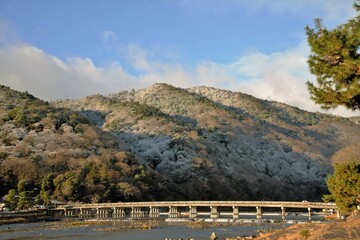 Fototapeta na wymiar 早朝の嵐山と渡月橋の雪です。