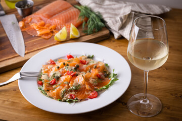 sliced and smoked salmon salada with white wine