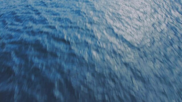 ドローン映像　煌めく水面と深いブルー　湖　芦ノ湖　4K　UHD