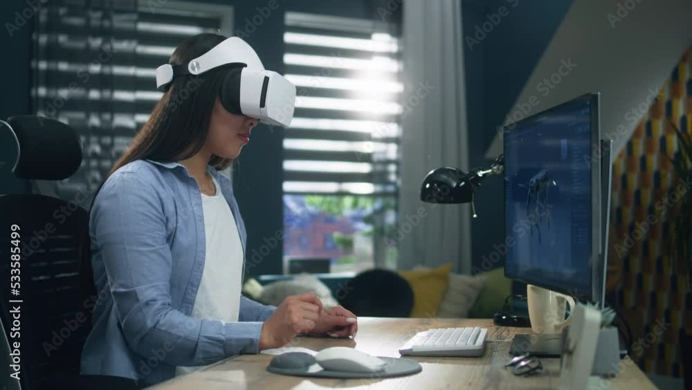Poster asian female 3d designer in vr goggles working on pc in 3d modeling program remotely from home offic