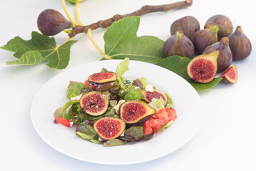 Salad with fig, cheese and tomato