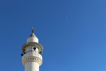 Obraz premium Minaret and the moon in the sky 