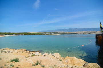 spiaggia di zrce famoso ritrovo per giovani isola di pag in croazia