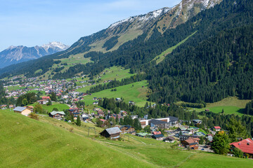 Ausblick ins Kleinwalsertal bei Hirschegg