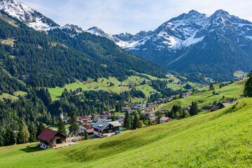 Ausblick ins Kleinwalsertal bei Hirschegg