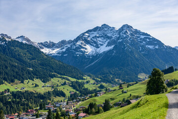 Herbstlicher Ausblick ins Kleinwalsertal bei Hirschegg