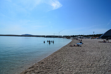 spiaggia di zrce famoso ritrovo per giovani isola di pag in croazia