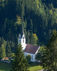 Ausblick auf eine kleine Kirche in Hirschegg im Kleinwalsertal