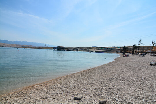 spiaggia di zrce famoso ritrovo per giovani isola di pag in croazia