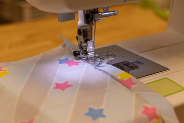ミシンを使って布を縫う - obrazy, fototapety, plakaty
