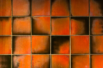 オレンジ色のタイルの壁